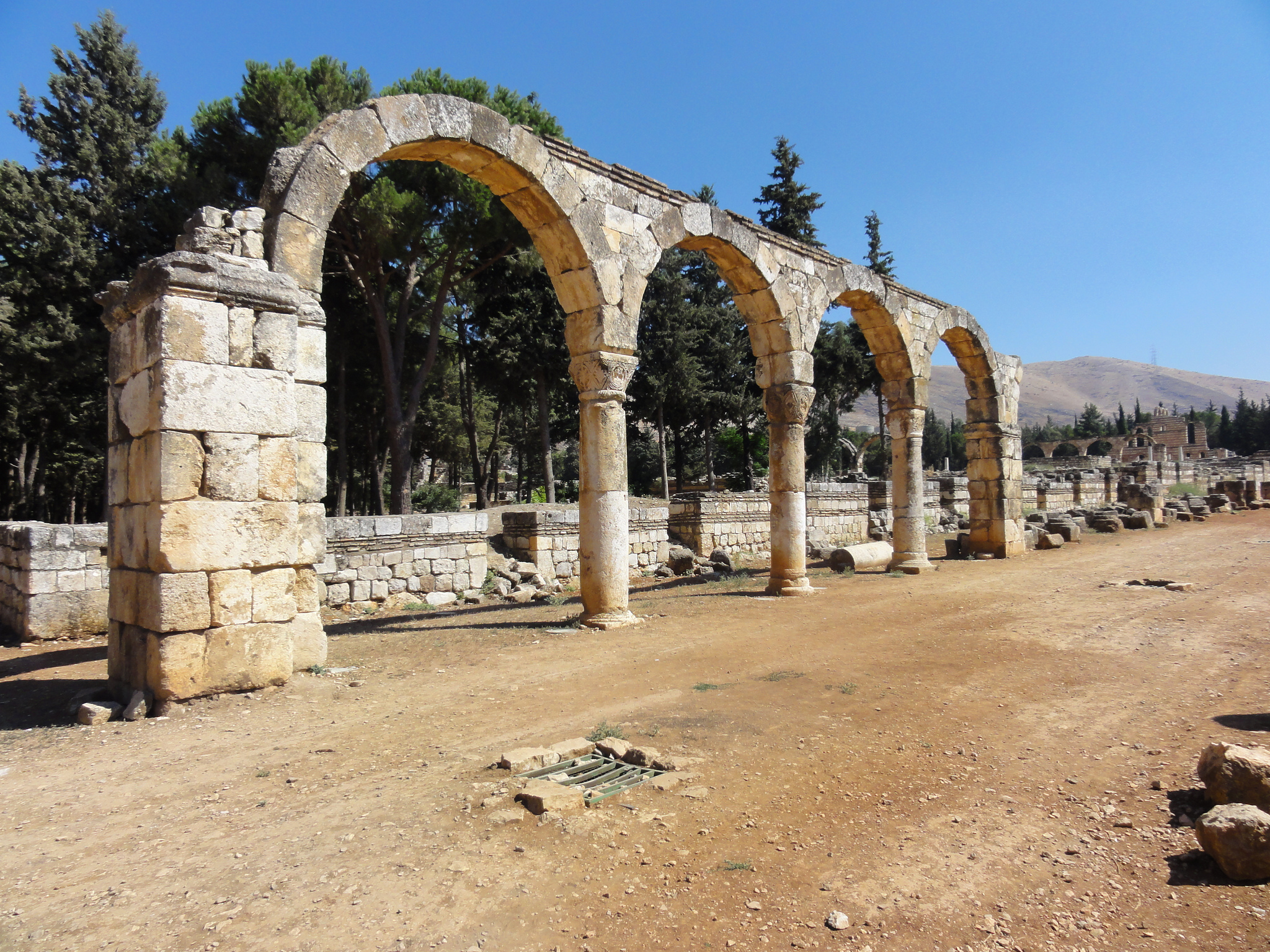 The ruins of Anjar reveal a very regular layout, reminiscent of the palace-cities of ancient times, and are a unique testimony to city planning under the Umayyads